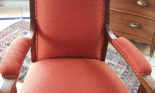 Fauteuil à dossier haut remis à neuf par  L'atelier Artisanal Sète matelassier