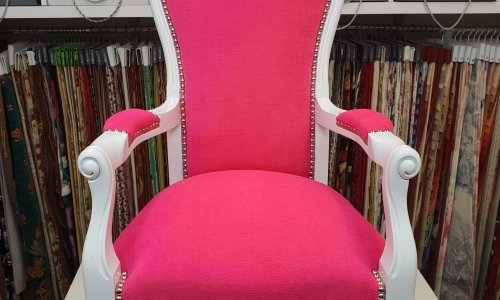 Fauteuil Voltaire rose vue de face